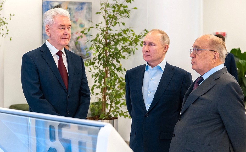 During a visit to the Lomonosov cluster, the part of the Vorobyovy Gory Innovation Science and Technology Centre. With Moscow Mayor Sergei Sobyanin (left) and Moscow State University Rector Viktor Sadovnichy.