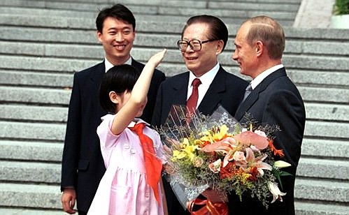 President Putin at a welcoming ceremony with Jiang Zemin, President of the People\'s Republic of China.