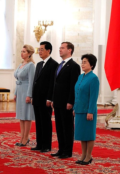 Светлана Медведева,Ху Цзиньтао, Дмитрий Медведев и Лю Юнцин на церемонии официальной встречи.