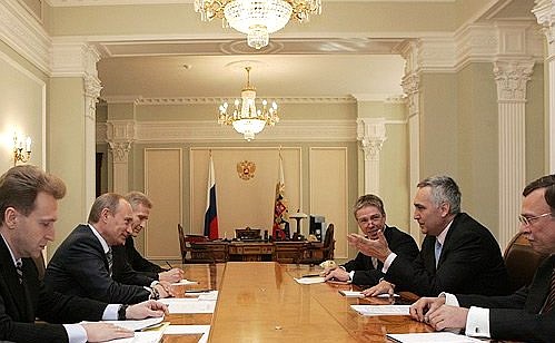 At a meeting with President and Chief Executive Officer of Siemens Peter Loescher and Vice-President of Siemens Dietrich Moeller (right). Left — Presidential Aide Igor Shuvalov.