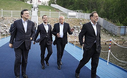 С Председателем комиссии Европейских сообществ Жозе Мануэлом Баррозу, Председателем Совета ЕС Вацлавом Клаусом и Генеральным секретарём Совета ЕС Хавьером Соланой.