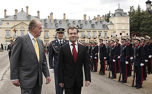 С Королём Испании Хуаном Карлосом I во время торжественной церемонии проводов.
