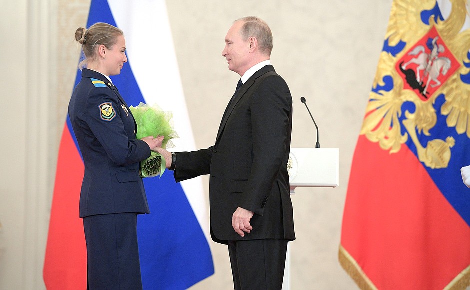 Meeting with service personnel who took part in the anti-terrorist operation in Syria. Senior Sergeant Tatyana Kovaleva was awarded the Medal of Suvorov.