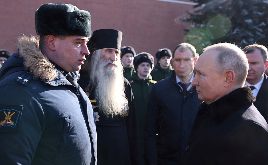 Vladimir Putin spoke with combat veterans – participant in the special military operation, Hero of the Russian Federation Lieutenant Colonel Roman Cheremukhin (left) and Hero of the Soviet Union Monk Cyprian.