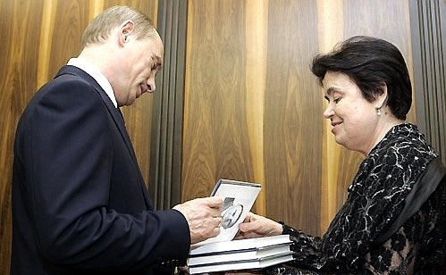 Дочь Сергея Королева, Наталья Королева, подарила Владимиру Путину второе издание книги об отце и небольшую книгу, в которой собраны лучшие фотографии ученого.