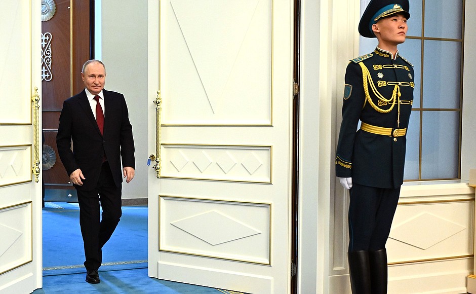 Перед началом церемонии официальной встречи Владимира Путина Президентом Казахстана Касым-Жомартом Токаевым.