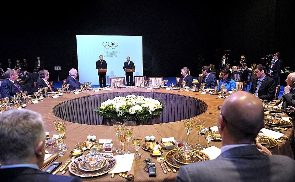Рабочий обед с членами Международного олимпийского комитета.