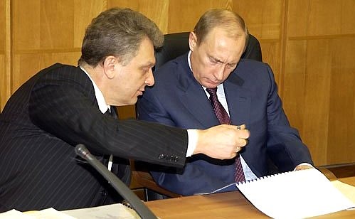 На заседании президиума Госсовета. Слева – Министр промышленности и энергетики Виктор Христенко.
