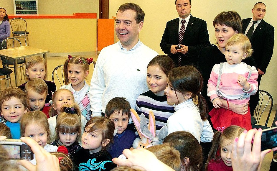 С юными посетителями спорткомплекса «Янтарь».