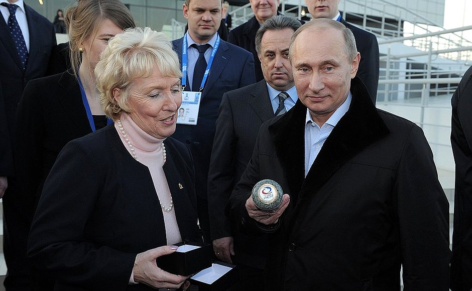 Осмотр олимпийских объектов прибрежного кластера в Имеретинской низменности. Владимир Путин посетил ледовую арену для кёрлинга «Ледяной куб».