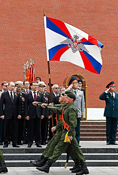 Церемония возложения венка к Могиле Неизвестного солдата завершилась торжественным прохождением войск Московского гарнизона.