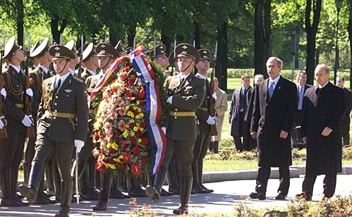 Возложение венка к монументу Матери-Родине на Пискаревском мемориальном кладбище. С Президентом США Джорджем Бушем.