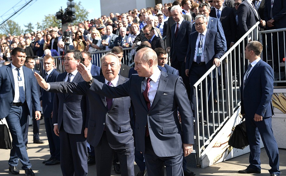 На торжественных мероприятиях на ВДНХ, посвящённых празднованию Дня Москвы. С первым Президентом Республики Казахстан Нурсултаном Назарбаевым.