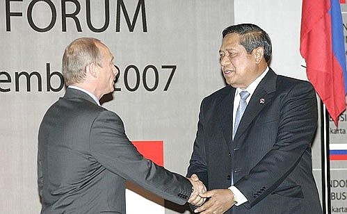 Перед началом встречи с представителями российских и индонезийских деловых кругов. С Президентом Индонезии Сусило Бамбангом Юдойоно.