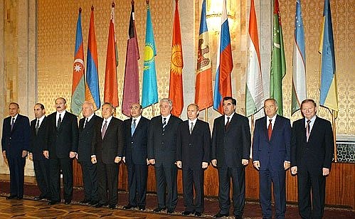 A photo session of the CIS heads of state.
