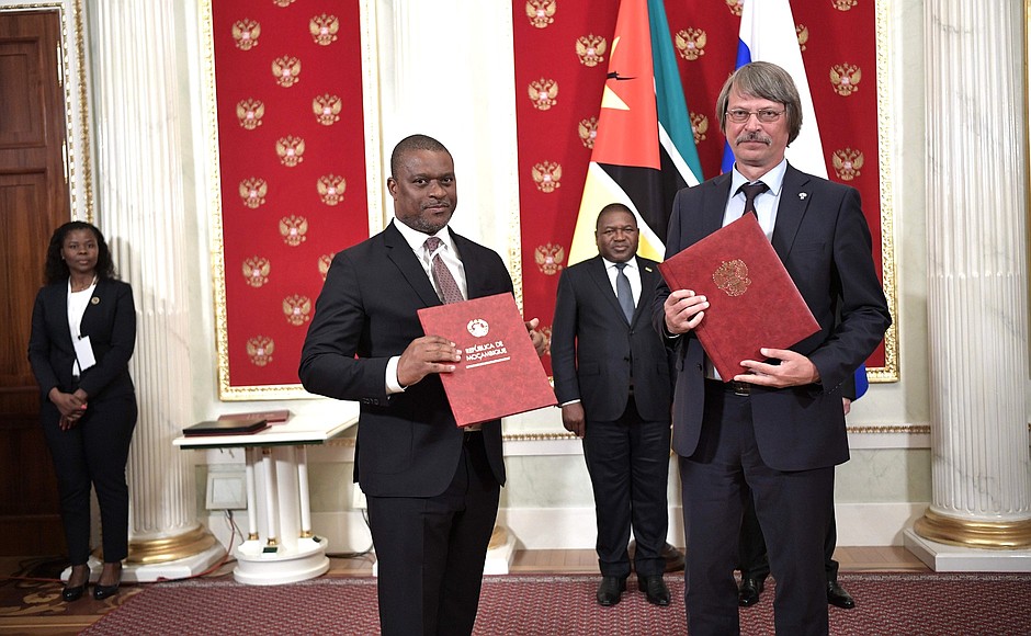 Церемония обмена документами, подписанными в ходе официального визита Президента Республики Мозамбик в Российскую Федерацию.