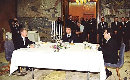 С Президентом Югославии Воиславом Коштуницей (справа) во время рабочего ужина.