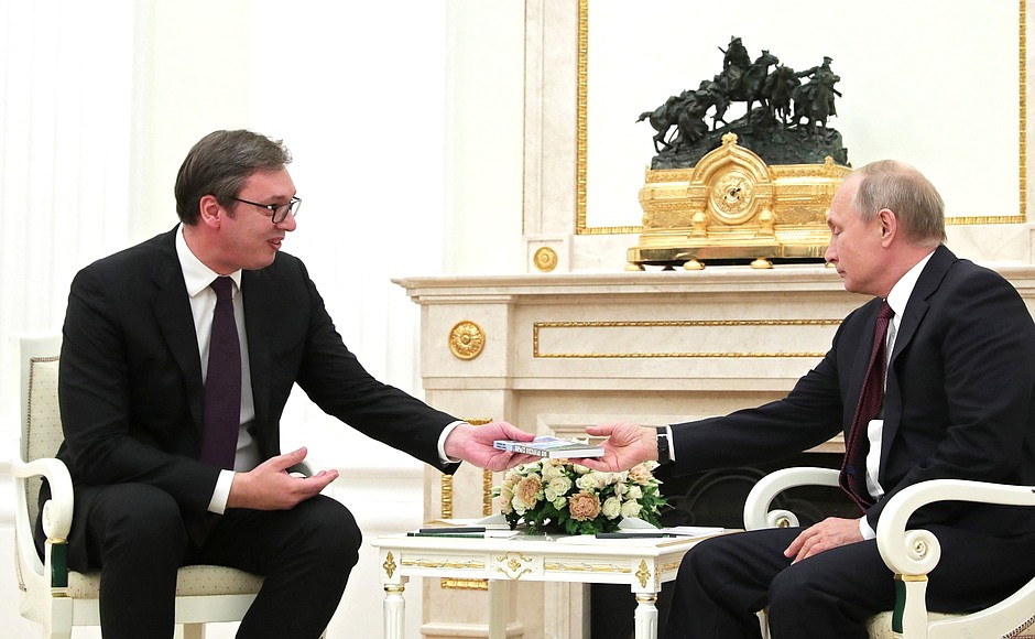 Президент Республики Сербия Александр Вучич подарил Владимиру Путину книгу «Моя прекрасная Сербия».