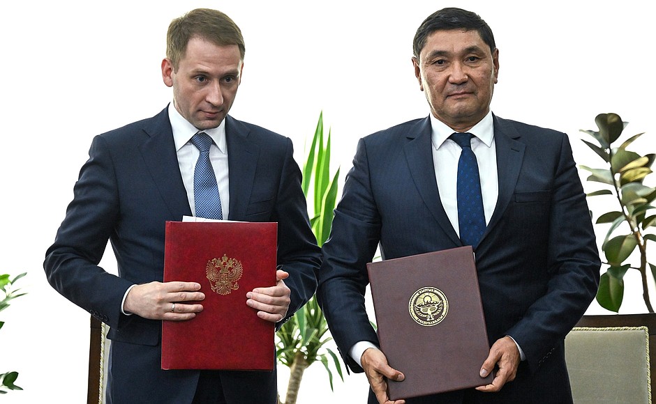 Minister of Natural Resources and Environment Alexander Kozlov and Minister of Agriculture of Kyrgyzstan Askarbek Zhanybekov (right) during the ceremony for signing joint documents, held as part of President Putin’s official visit to Kyrgyzstan.