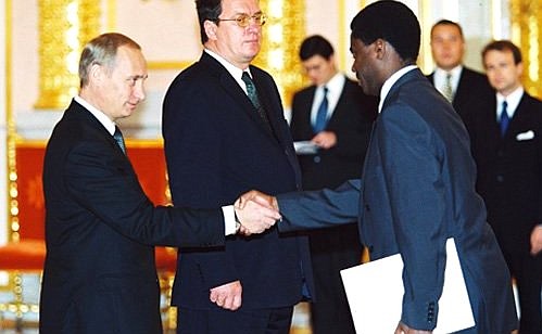 Верительную грамоту Президенту вручил посол Республики Бурунди Жермен Нкешимана.