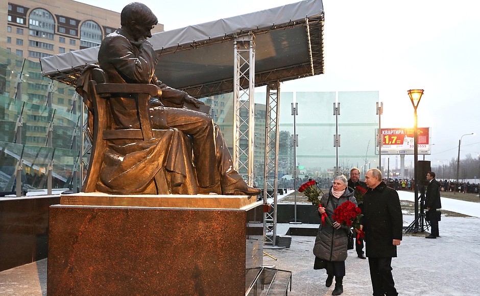 Unveiling a monument to writer and public activist Daniil Granin.
