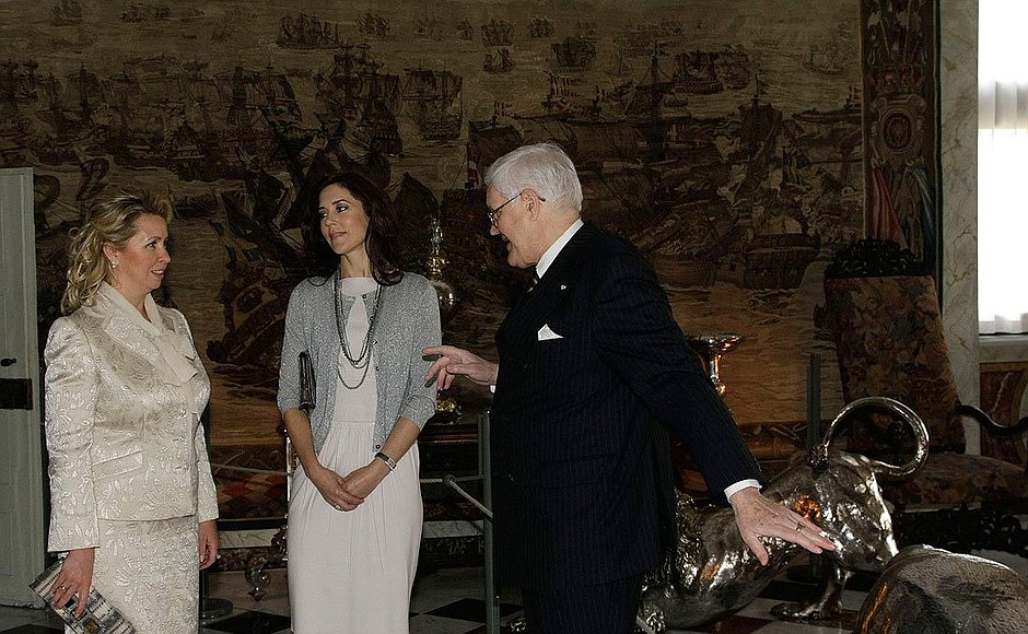 В замке Розенборг. С кронпринцессой Мэри и директором Королевских музеев Нильсом-Кнутом Либготтом.