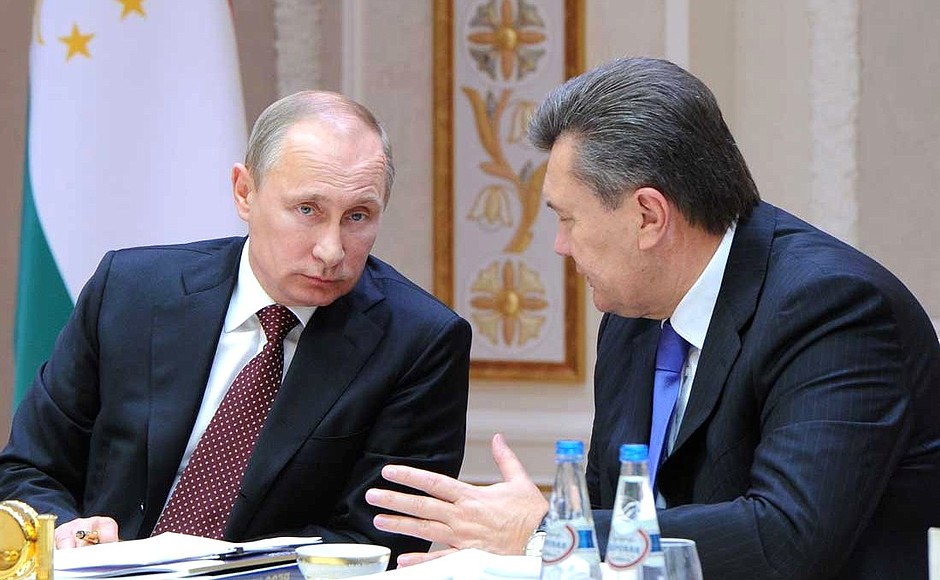 С Президентом Украины Виктором Януковичем на церемонии подписания документов в ходе заседания Высшего Евразийского экономического совета.