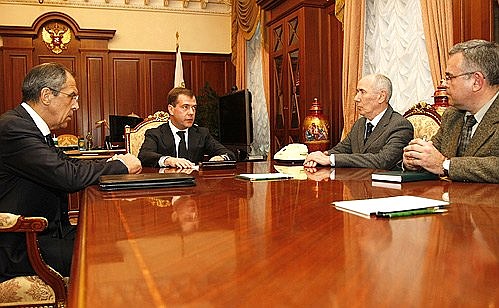 Слева – Министр иностранных дел Сергей Лавров. Справа налево – посол в Республике Абхазия Семён Григорьев и посол в Республике Южная Осетия Эльбрус Каргиев.