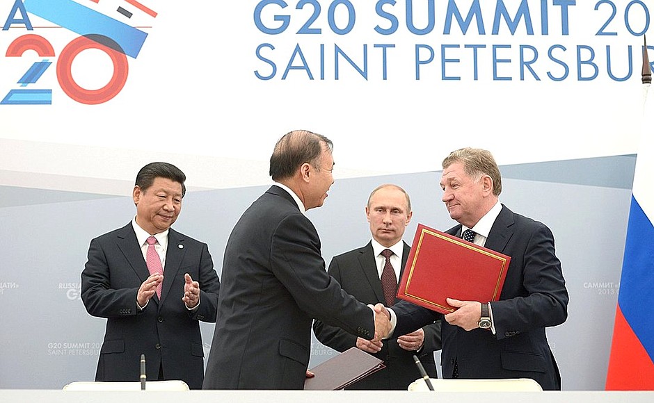 В присутствии Владимира Путина и Председателя Китайской Народной Республики Си Цзиньпина подписан ряд экономических соглашений.