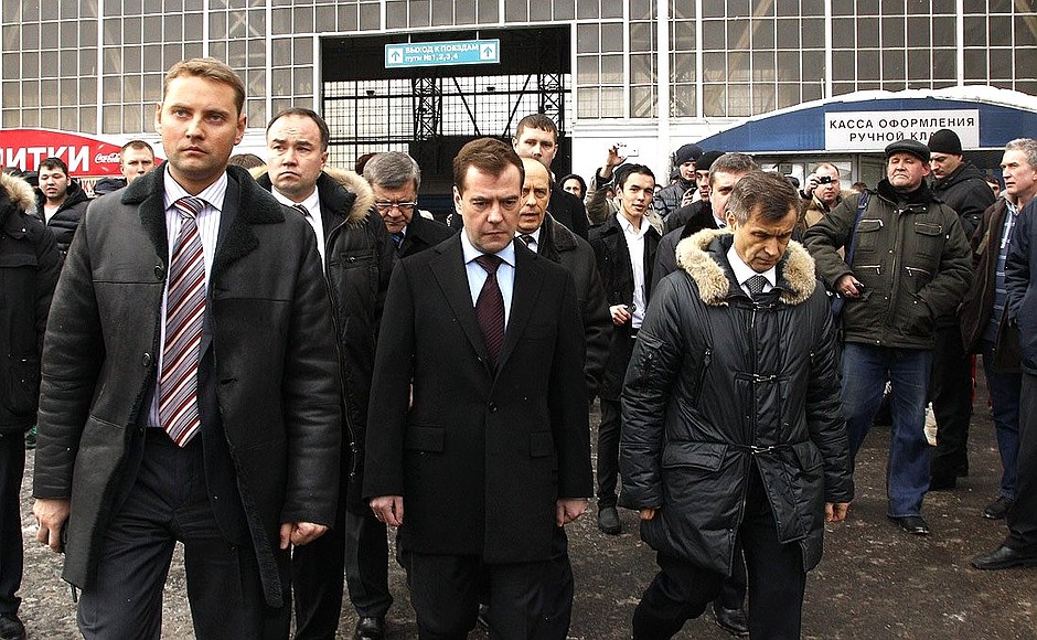 At the Kievsky railway station, Dmitry Medvedev checked out rail transport security. With Interior Minister Rashid Nurgaliyev (right) and Kievsky railway station director Vadim Dvenadtsatov (left).