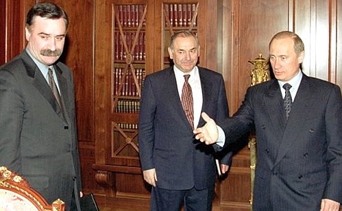 С Президентом Республики Северная Осетия – Алания Александром Дзасоховым (в центре) и Президентом Республики Ингушетия Русланом Аушевым.