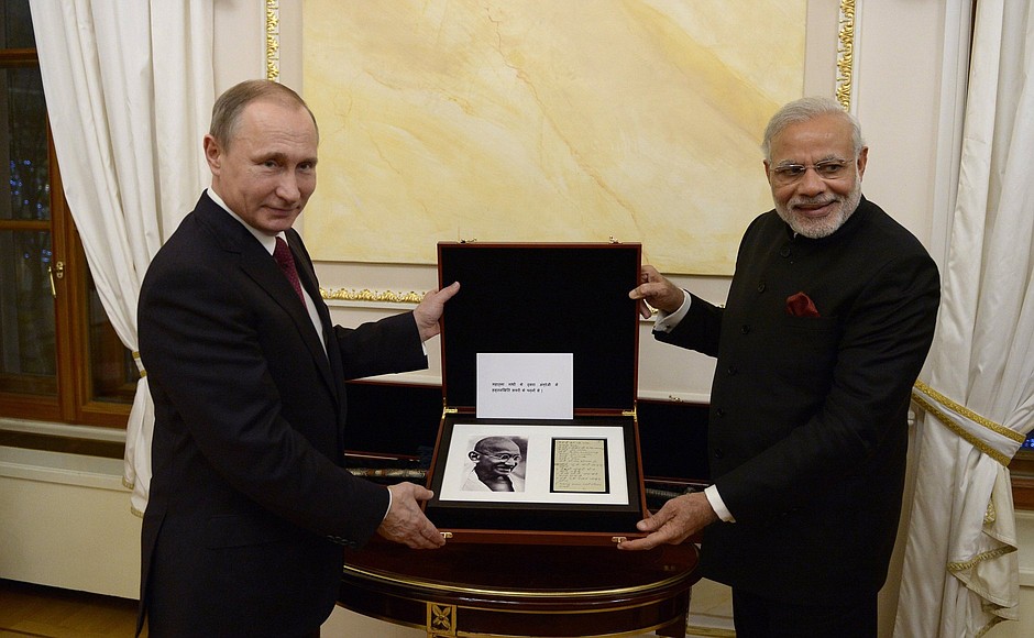 С Премьер-министром Индии Нарендрой Моди во время обмена подарками в ходе неформальной встречи.