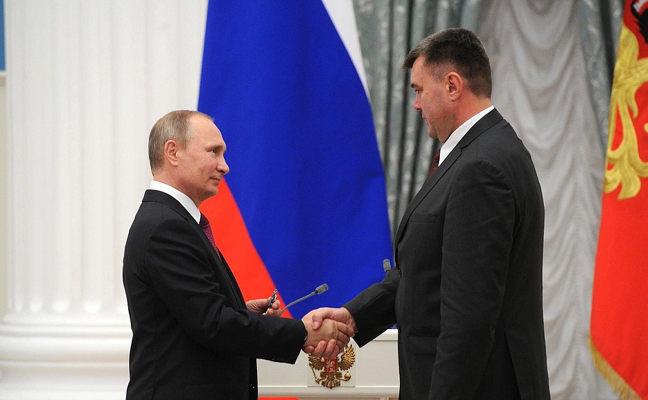 Presentation of state decorations. Sergei Belousov, oil and gas production operator at LUKOIL–West Siberia, is awarded the Order of Honour.