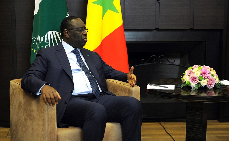 Председатель Африканского союза, Президент Сенегала Макки Салл.