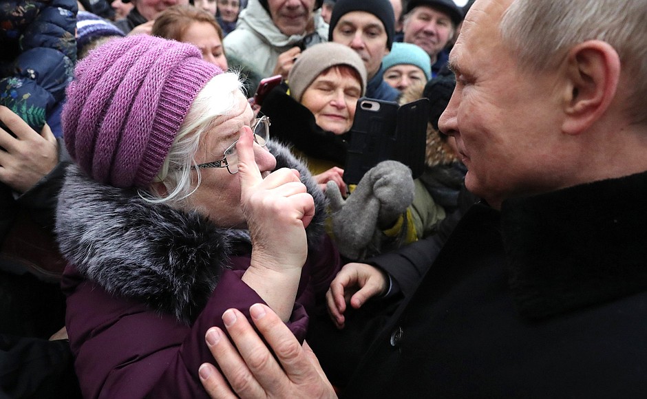 After unveiling a monument to Daniil Granin, the President spoke with the residents of St Petersburg.