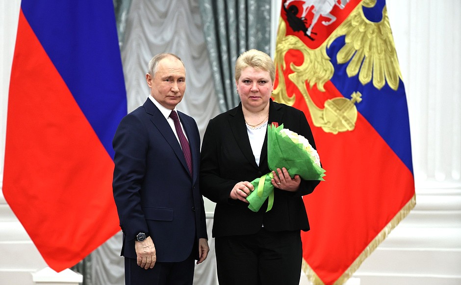 The medal of the Order for Services to the Fatherland, II degree is presented to Tatyana Filichkina, milking machine operator at the Amosovskoye company’s commercial dairy farm No. 1, Kursk Region.