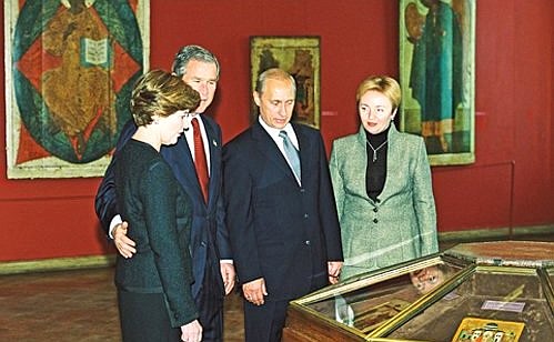 Владимир Путин и Джордж Буш с супругами во время осмотра экспозиции Русского музея.