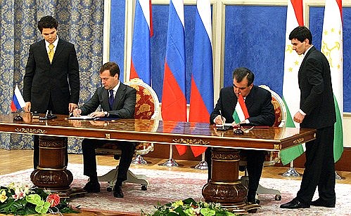 Подписание совместного заявления по итогам российско-таджикистанских переговоров.
