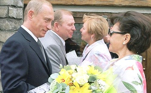 Президенты России и Украины – Владимир Путин и Леонид Кучма с супругами – Людмилой Путиной и Людмилой Кучма (слева направо) во время встречи.