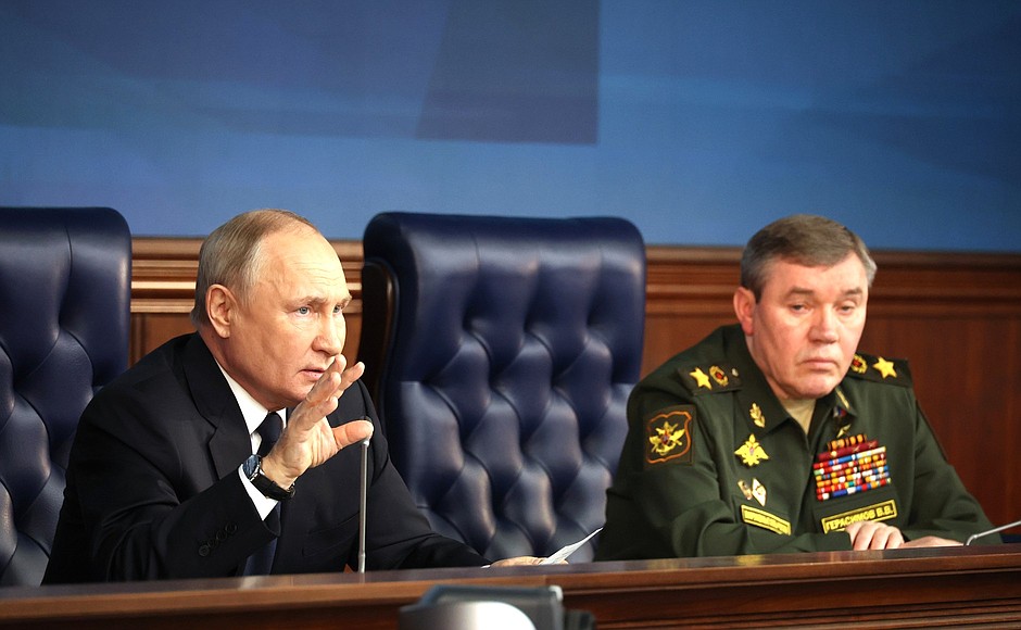 At the expanded meeting of the Defence Ministry Board. With Chief of the General Staff of Russia’s Armed Forces – First Deputy Minister of Defence Valery Gerasimov.