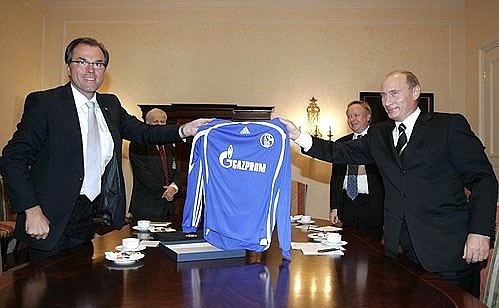 Director of Schalke-04 Klemens Tennis presented President Vladimir Putin with the German club\'s new uniform bearing the Gazprom logo.