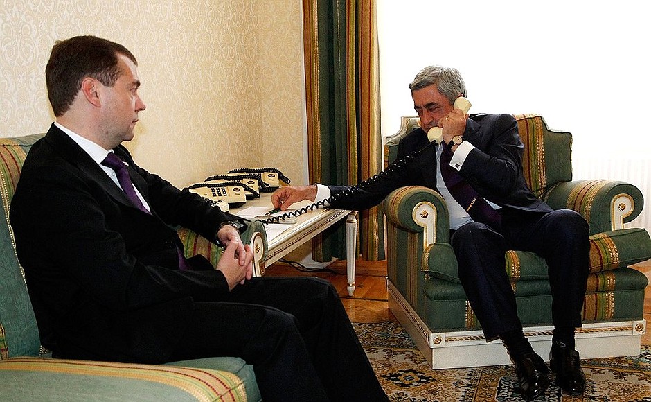 С Президентом Армении Сержем Саргсяном. Во время телефонного разговора с Президентом Турции Абдуллахом Гюлем.