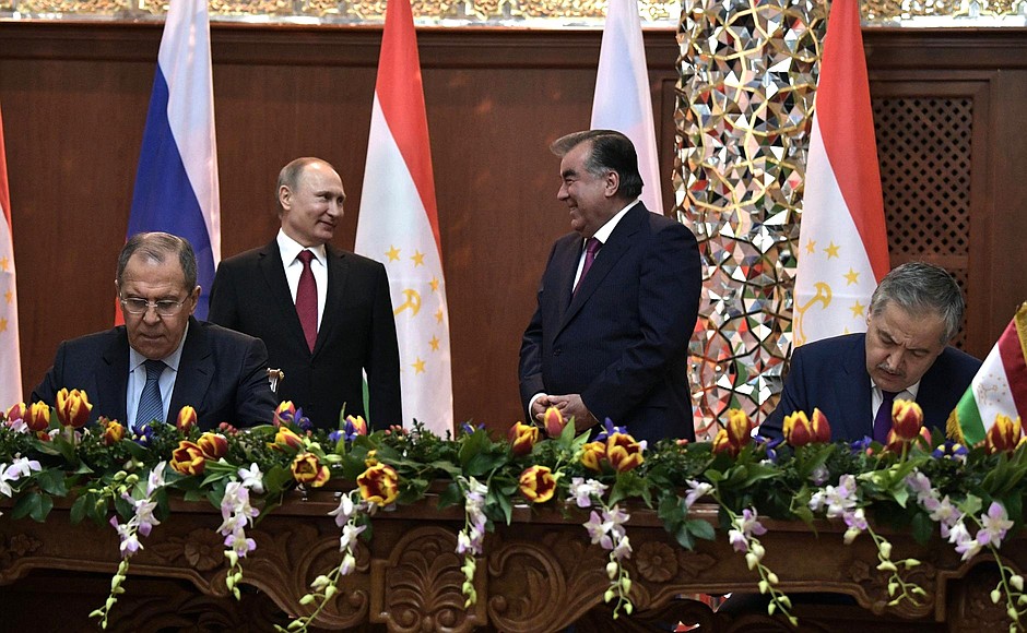 Signing of documents following Russian-Tajikistani talks.