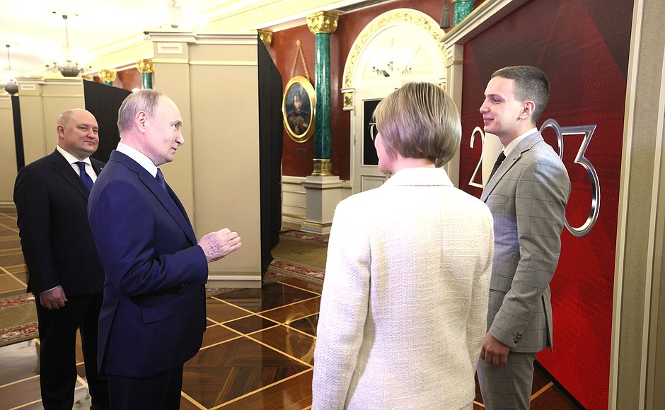 Ahead of the State Council meeting, Vladimir Putin toured a thematic exhibition dedicated to the key events of the Year of Teachers and Mentors.