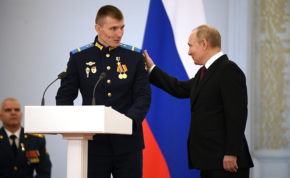 At the ceremony to present Gold Star medals to Heroes of Russia. With Corporal David Malyikin, driver-technician of the reconnaissance platoon of the 175th reconnaissance battalion of the 76th Guards Airborne Assault Division of the Airborne Forces.