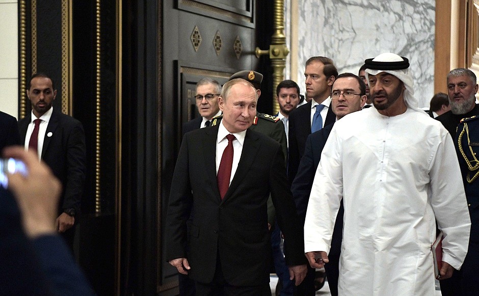 С Наследным принцем Абу‑Даби, заместителем Верховного главнокомандующего вооружёнными силами Объединённых Арабских Эмиратов Мухаммедом бен Заидом Аль Нахайяном перед отъездом в аэропорт.