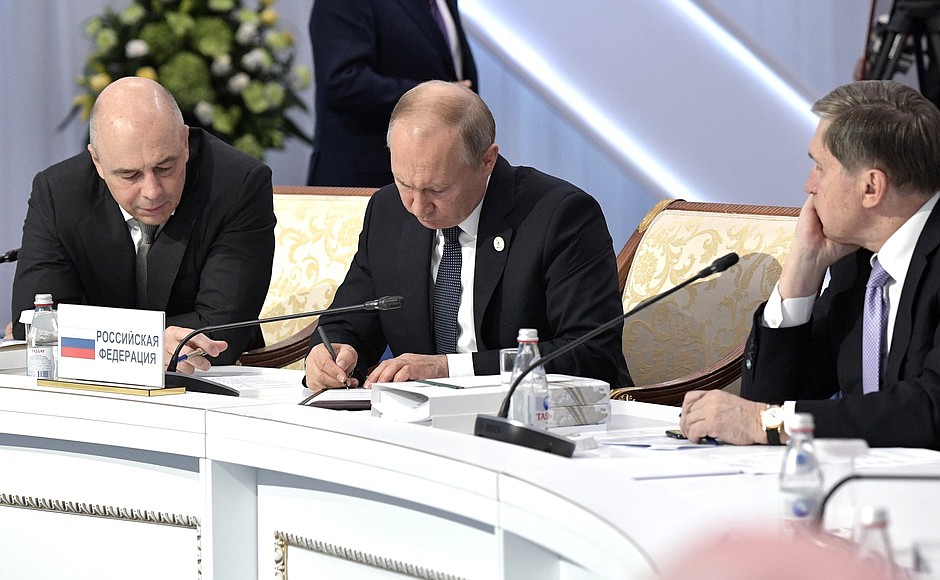 At the Supreme Eurasian Economic Council expanded meeting. Signing of bilateral documents.