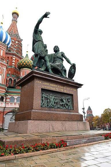 On National Unity Day, Vladimir Putin laid flowers at the monument to Kuzma Minin and Dmitry Pozharsky on Red Square.
