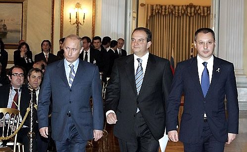 Before the beginning of the joint press conference with Greek Prime Minister Konstantinos Karamanlis (centre) and Bulgarian Prime Minister Sergei Stanishev following the signing of the tripartite agreement on cooperation in constructing and operating the Burgas — Alexandroupolis trans-Balkan oil pipeline.