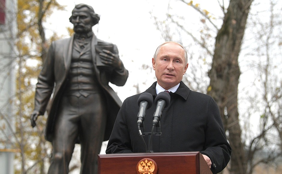 На торжественной церемонии открытия памятника писателю Ивану Тургеневу.